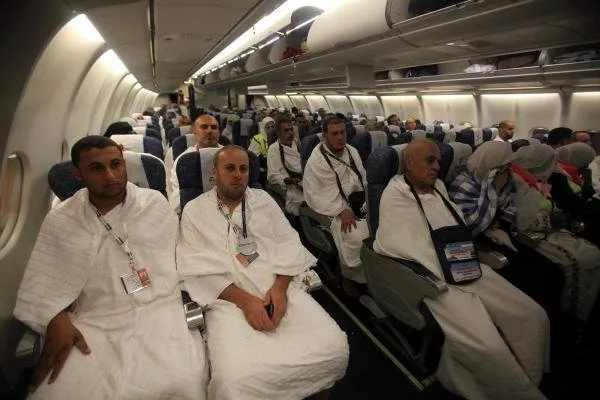 كيف يُمنع المسافر بالطائرة من الحج بينما يمر فوق الميقات البري؟ كيف يُمنع المسافر بالطائرة من الحج بينما يمر فوق الميقات البري؟