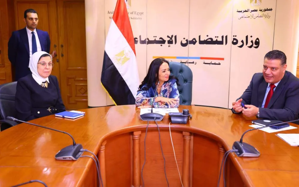 وزيرة التضامن تناقش مع قيادات الوزارة التحضيرات الأخيرة لرحيل أول مجموعة من حجاج الجمعيات غداً وزيرة التضامن تناقش مع قيادات الوزارة التحضيرات الأخيرة لرحيل أول مجموعة من حجاج الجمعيات غداً