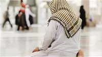 لا أستطيع استقبال القبلة، فما هو الحكم؟ إليك الطريقة الصحيحة لأداء صلاة المريض.