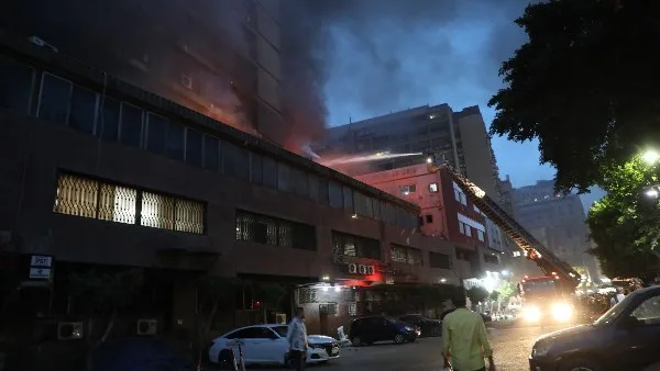 لا إصابات.. محافظ القاهرة: السيطرة على حريق بشارع راتب في الأزبكية