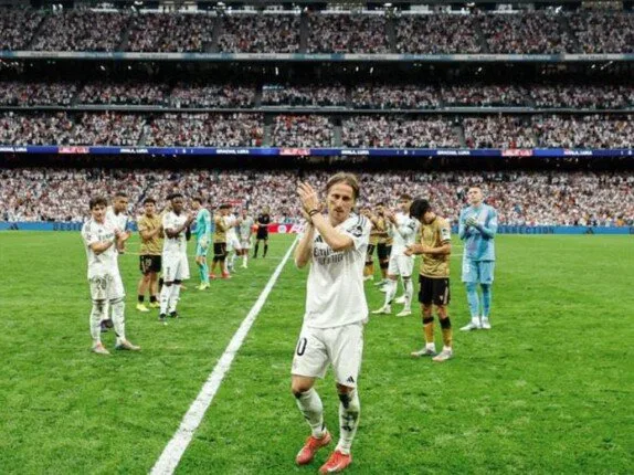 «لا تحزنوا بل ابتسموا».. كيف ودع لوكا مودريتش مشجعي ريال مدريد بعد مباراة سوسيداد؟ «لا تحزنوا بل ابتسموا».. كيف ودع لوكا مودريتش مشجعي ريال مدريد بعد مباراة سوسيداد؟