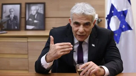 لابيد: ذكرت نتنياهو بأنني سأوفر له “دعماً سياسياً شاملاً” لتحقيق اتفاق تبادل أسرى مع حماس لابيد: ذكرت نتنياهو بأنني سأوفر له “دعماً سياسياً شاملاً” لتحقيق اتفاق تبادل أسرى مع حماس