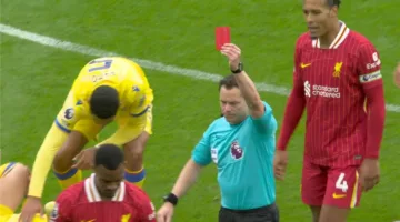 لاعب Liverpool يحصل على بطاقة حمراء في مواجهة كريستال بالاس