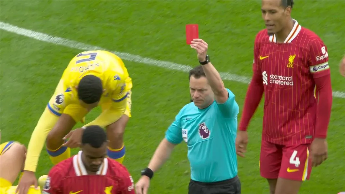 لاعب Liverpool يحصل على بطاقة حمراء في مواجهة كريستال بالاس لاعب Liverpool يحصل على بطاقة حمراء في مواجهة كريستال بالاس