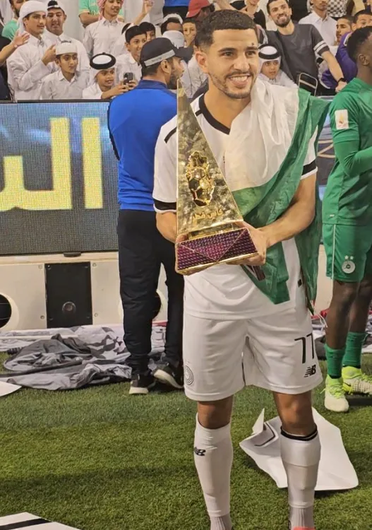لاعب السد يحتفل بالعلم الفلسطيني بعد التتويج بكأس قطر 2025