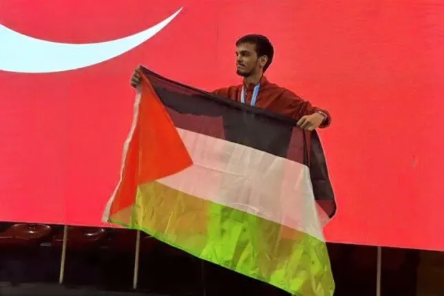لاعب رياضي يتخلص من ميداليته الأوروبية في النيل تضامنًا مع فلسطين لاعب رياضي يتخلص من ميداليته الأوروبية في النيل تضامنًا مع فلسطين
