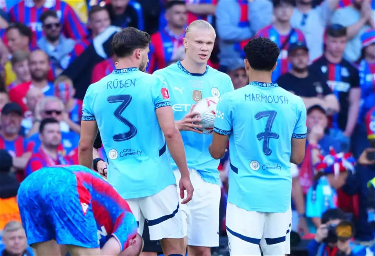 لاعب كريستال بالاس: هالاند كشف لي السبب وراء منحه ركلة جزاء مانشستر سيتي لعمر مرموش لاعب كريستال بالاس: هالاند كشف لي السبب وراء منحه ركلة جزاء مانشستر سيتي لعمر مرموش