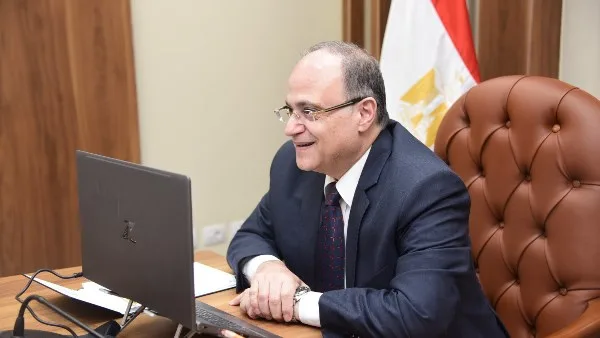 لبحث التعاون المشترك.. رئيس هيئة الدواء يعقد اجتماعا افتراضيا مع نظيره الزامبي