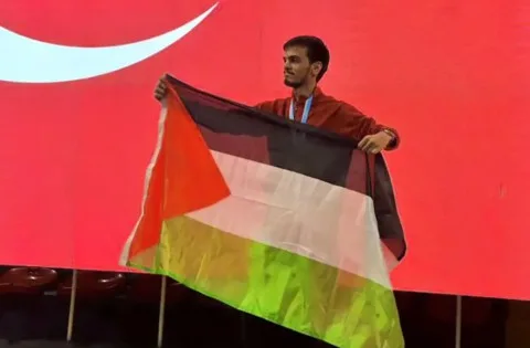 لتعزيز دعم فلسطين.. بطل الكونغ فو التركي يتبرع بميداليته الأوروبية في نهر النيل لتعزيز دعم فلسطين.. بطل الكونغ فو التركي يتبرع بميداليته الأوروبية في نهر النيل
