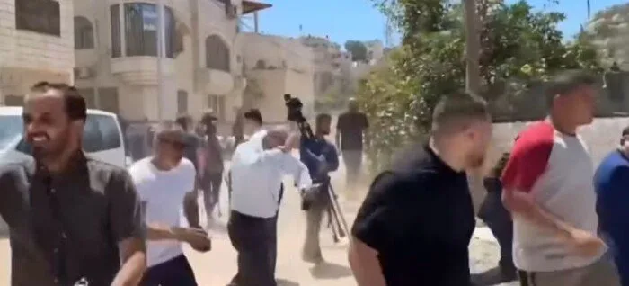 لحظة استهداف وفد دبلوماسي برئاسة السفير المصري في جنين. لحظة استهداف وفد دبلوماسي برئاسة السفير المصري في جنين.