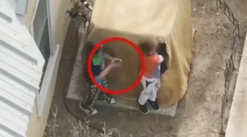 لحظة مروعة.. اشتباك مسلح بين طفلين ورجال الشرطة.. (فيديو)