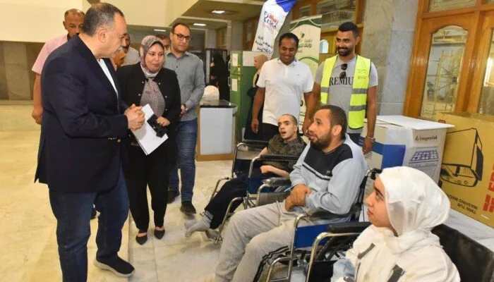 لفتة إنسانية.. محافظ أسيوط يُسلم كراسي متحركة وسماعات طبية لأطفال من ذوي الهمم