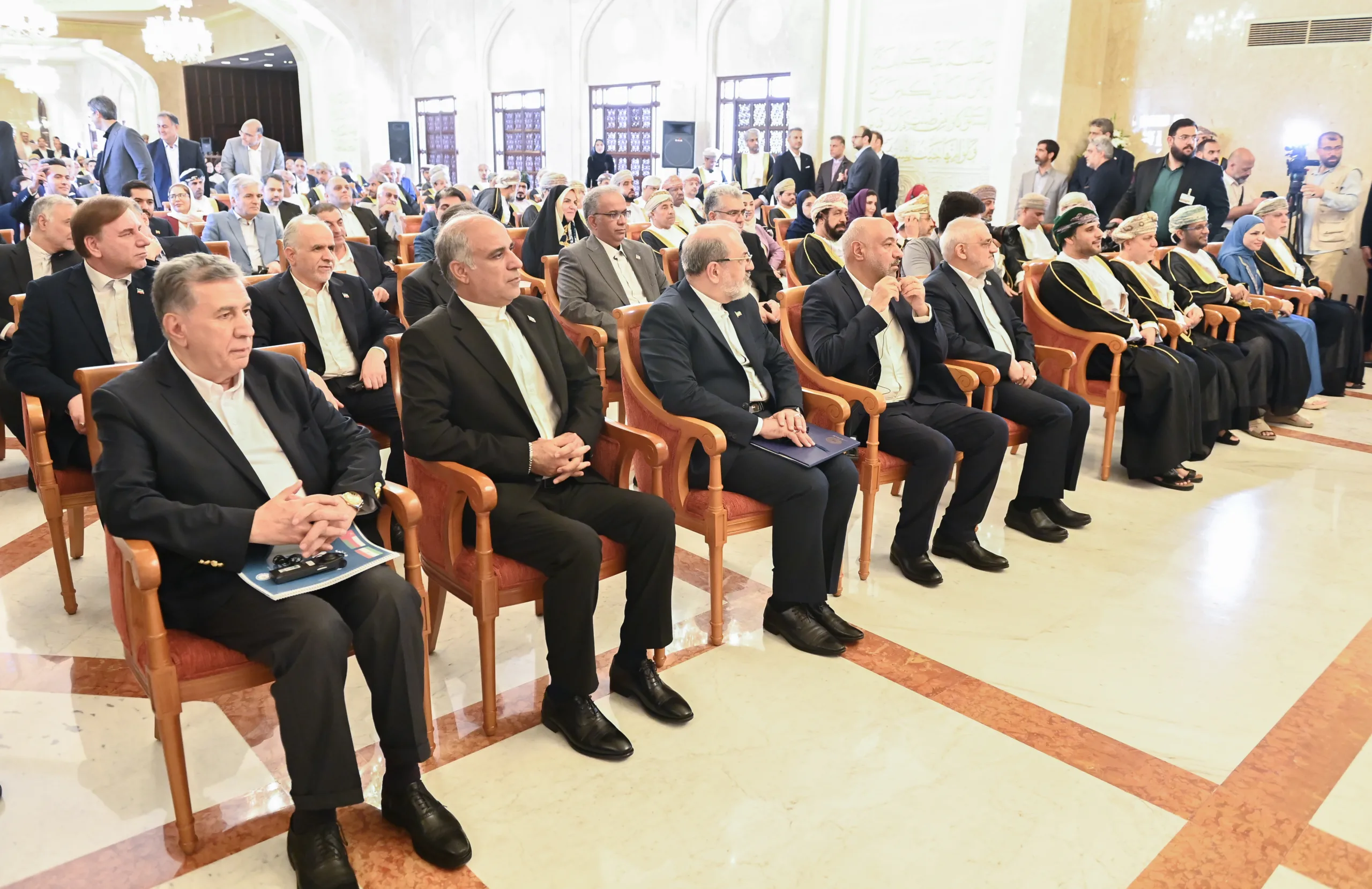 لقاء رئيس إيران مع رجال وسيدات الأعمال من كلا البلدين لقاء رئيس إيران مع رجال وسيدات الأعمال من كلا البلدين