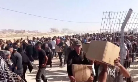 لقطات من مركز توزيع المساعدات في غزة تظهر سخرية عناصر ملثمين أمريكيين وإسرائيليين أمام معاناة الفلسطينيين (فيديو) لقطات من مركز توزيع المساعدات في غزة تظهر سخرية عناصر ملثمين أمريكيين وإسرائيليين أمام معاناة الفلسطينيين (فيديو)