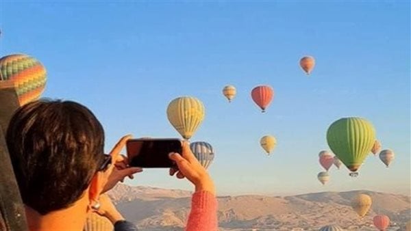 لليوم الثالث.. الرياح الشديدة توقف رحلات البالون الطائر في الأقصر
