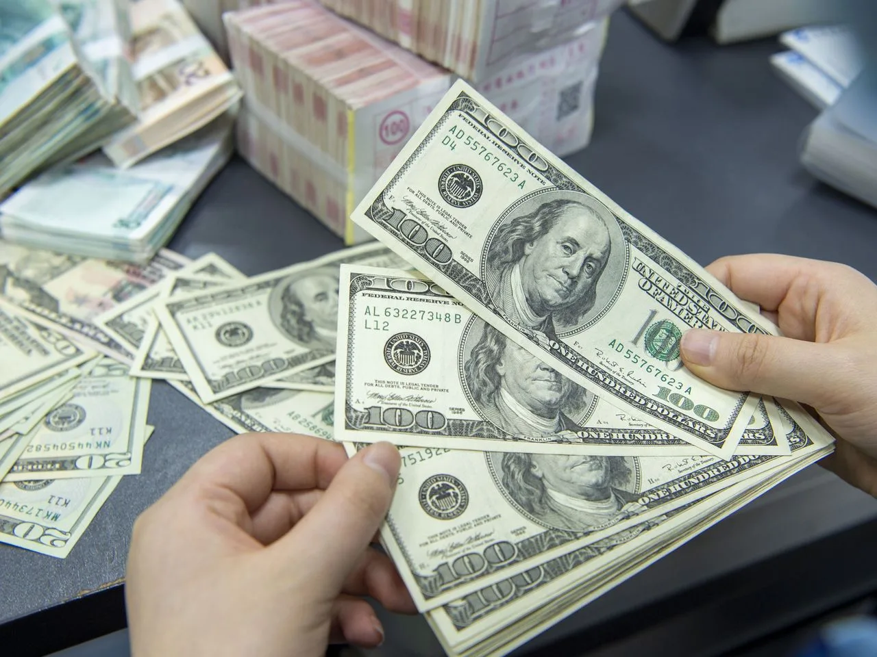 لماذا انخفضت قيمة الجنيه؟ إليك ما يمكن توقعه بشأن سعر الدولار في مصر خلال الأسابيع القادمة. لماذا انخفضت قيمة الجنيه؟ إليك ما يمكن توقعه بشأن سعر الدولار في مصر خلال الأسابيع القادمة.
