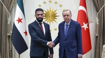 لماذا ظهر الشرع إلى جانب أردوغان في إسطنبول اليوم بشكل مفاجئ وما معنى استقباله في “قصر العثمانيين”؟ ولماذا يتجنب أردوغان زيارته؟ هل انشغل الجولاني عن القضية الكردية وما هي أجندة المبعوث الأمريكي خلال زيارته الأولى لسوريا؟ ولماذا تم تخفيف العقوبات بدلاً من رفعها؟