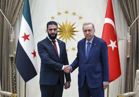 لماذا ظهر الشرع إلى جانب أردوغان في إسطنبول اليوم بشكل مفاجئ وما معنى استقباله في “قصر العثمانيين”؟ ولماذا يتجنب أردوغان زيارته؟ هل انشغل الجولاني عن القضية الكردية وما هي أجندة المبعوث الأمريكي خلال زيارته الأولى لسوريا؟ ولماذا تم تخفيف العقوبات بدلاً من رفعها؟ لماذا ظهر الشرع إلى جانب أردوغان في إسطنبول اليوم بشكل مفاجئ وما معنى استقباله في “قصر العثمانيين”؟ ولماذا يتجنب أردوغان زيارته؟ هل انشغل الجولاني عن القضية الكردية وما هي أجندة المبعوث الأمريكي خلال زيارته الأولى لسوريا؟ ولماذا تم تخفيف العقوبات بدلاً من رفعها؟