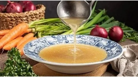 لماذا يُعتبر مرق عظام الدجاج مصدرًا غذائيًا ثمينًا لصحتك؟ لماذا يُعتبر مرق عظام الدجاج مصدرًا غذائيًا ثمينًا لصحتك؟