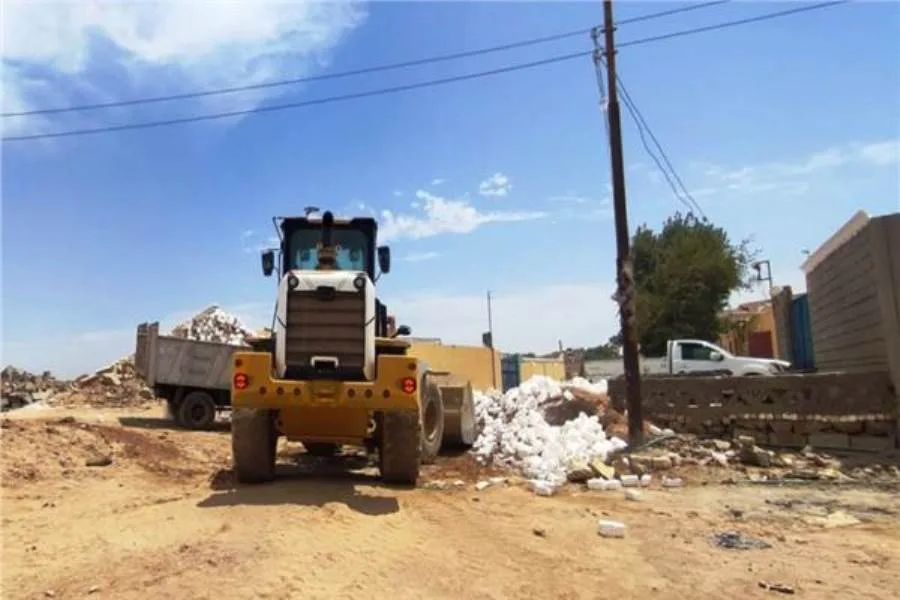 لودر يدهس مدير المتغيرات المكانية خلال حملة إزالة تعديات بإدفو شمال أسوان