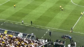 لوران بلان يخرج من مباراة الاتحاد والقادسية ويعود بعد دقيقتين
