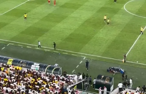 لوران بلان يخرج من مباراة الاتحاد والقادسية ويعود بعد دقيقتين
