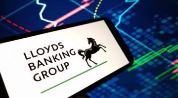 لويدز البريطانية تتلقى ضربة من الرسوم.. و أرباح الربع الأول تتراجع بنسبة 7%