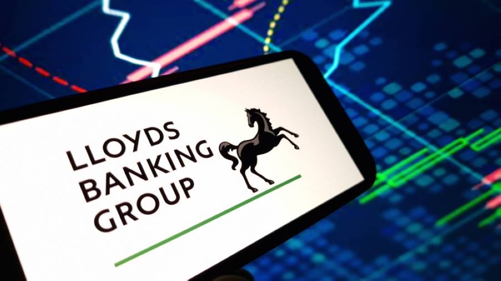 لويدز البريطانية تتلقى ضربة من الرسوم.. و أرباح الربع الأول تتراجع بنسبة 7%