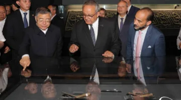 لي شولي، عضو المكتب السياسي للجنة المركزية للحزب الشيوعي الصيني، يقوم بزيارة مكتبة الإسكندرية