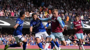 ليفربول يحتفل بلقبه العشرين ومحمد صلاح يتصدر جوائز الدوري الإنجليزي الممتاز