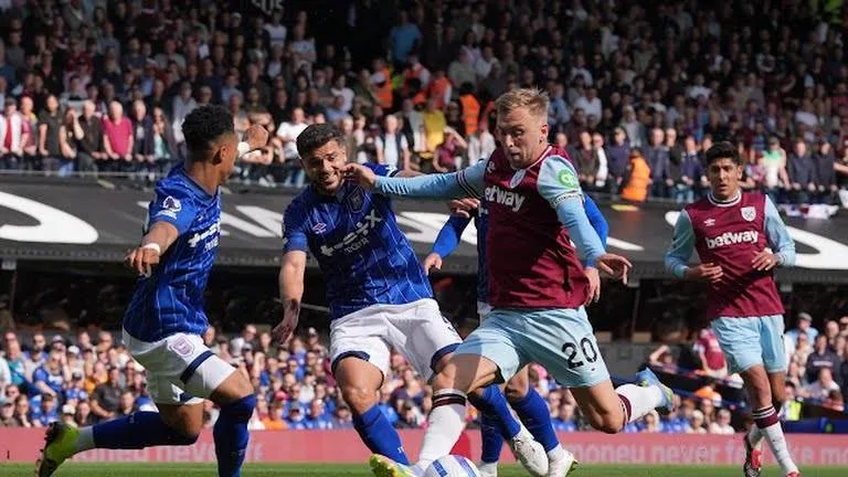ليفربول يحتفل بلقبه العشرين ومحمد صلاح يتصدر جوائز الدوري الإنجليزي الممتاز ليفربول يحتفل بلقبه العشرين ومحمد صلاح يتصدر جوائز الدوري الإنجليزي الممتاز