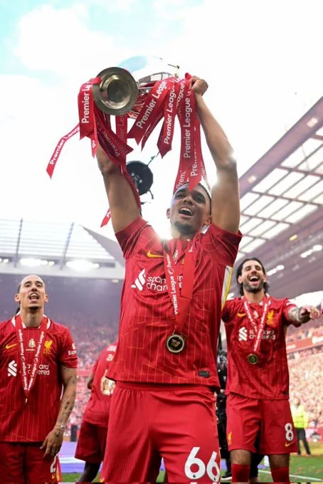 ليفربول يُتوج ببطولة الدوري الإنجليزي وسط أجواء هستيرية في الأنفيلد (صور وفيديو) ليفربول يُتوج ببطولة الدوري الإنجليزي وسط أجواء هستيرية في الأنفيلد (صور وفيديو)