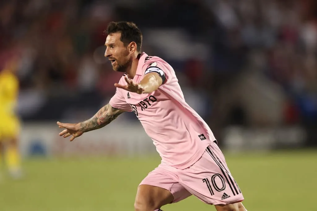 ليونيل ميسي يتجاوز ليصبح ثالث أعلى لاعب تسجيلاً في ركلات حرة ليونيل ميسي يتجاوز ليصبح ثالث أعلى لاعب تسجيلاً في ركلات حرة