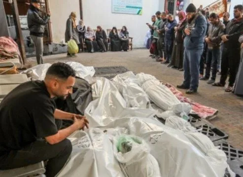 استشهاد عائلة بالكامل جراء قصف الاحتلال لخيمتهم في غزة استشهاد عائلة بالكامل جراء قصف الاحتلال لخيمتهم في غزة