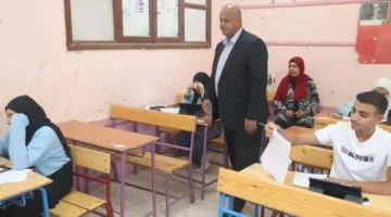مدير إدارة التعليم في الخارجة يرصد تقدم امتحانات صفوف النقل