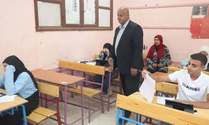 مدير إدارة التعليم في الخارجة يرصد تقدم امتحانات صفوف النقل مدير إدارة التعليم في الخارجة يرصد تقدم امتحانات صفوف النقل