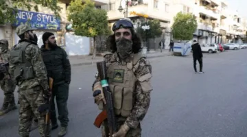 ما أسباب دعوة تنظيم الدولة “مقاتلي الشرع الأجانب” للانضمام إلى خلاياه، وما دلالات توقيت قرار “الجولاني” للاصطدام معه؟ هل يعزز ظهور “داعش” جهود دمشق للحصول على “الرضا الأمريكي والإسرائيلي” ولماذا يتم رفع العقوبات عن سورية كل 180 يومًا؟