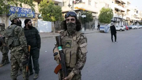 ما أسباب دعوة تنظيم الدولة “مقاتلي الشرع الأجانب” للانضمام إلى خلاياه، وما دلالات توقيت قرار “الجولاني” للاصطدام معه؟ هل يعزز ظهور “داعش” جهود دمشق للحصول على “الرضا الأمريكي والإسرائيلي” ولماذا يتم رفع العقوبات عن سورية كل 180 يومًا؟ ما أسباب دعوة تنظيم الدولة “مقاتلي الشرع الأجانب” للانضمام إلى خلاياه، وما دلالات توقيت قرار “الجولاني” للاصطدام معه؟ هل يعزز ظهور “داعش” جهود دمشق للحصول على “الرضا الأمريكي والإسرائيلي” ولماذا يتم رفع العقوبات عن سورية كل 180 يومًا؟