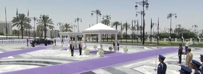 ما السبب وراء استخدام السجاد الأرجواني لاستقبال ترامب في الرياض بدلاً من الأحمر؟