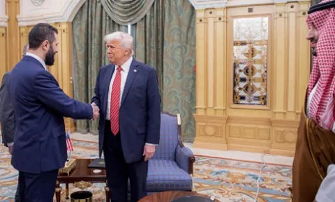 ما الفوائد التي يجنيها ترامب والشرع من إنهاء العقوبات الأمريكية على سوريا؟ ما الفوائد التي يجنيها ترامب والشرع من إنهاء العقوبات الأمريكية على سوريا؟