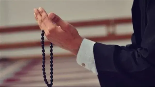 ما حكم تحديد وقت معين بين الأذان والإقامة؟