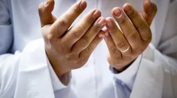 ما حكم رفع اليدين بالدعاء خلال خطبة الجمعة وبين الخطبتين أثناء جلسة الإمام؟