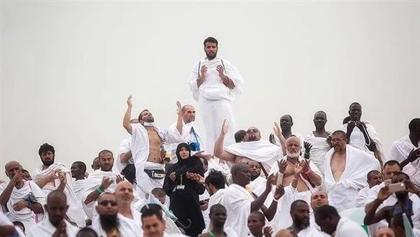 ما حكم سفر المرأة للحج أو العمرة مع ابن زوجها؟