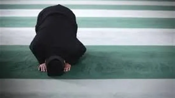 ما حكم من نسي الفاتحة أثناء الصلاة وقرأها بعد السورة؟ أمين الفتوى يجيب