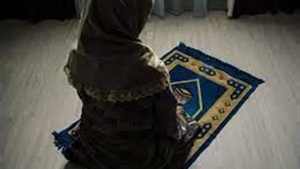 ما هو حكم أداء المرأة للصلاة في منزلها خلف الإمام في المسجد القريب؟.. توضيحات من أمين الفتوى.