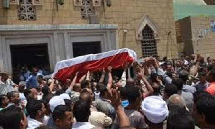 ما هو الموقف من الكلام عن شؤون الحياة أثناء تشييع الجنازة؟