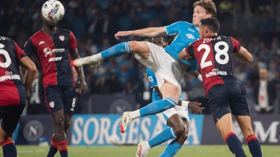 ماكتوميناي: من مقاعد أولد ترافورد إلى رمز نابولي وبطل الدوري الإيطالي ماكتوميناي: من مقاعد أولد ترافورد إلى رمز نابولي وبطل الدوري الإيطالي
