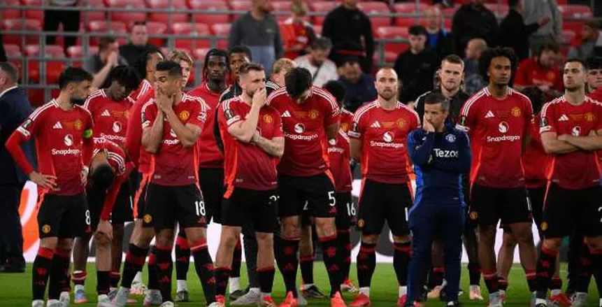 مانشستر يونايتد يعرض لاعبيه للبيع بعد الخروج من الدوري الأوروبي مانشستر يونايتد يعرض لاعبيه للبيع بعد الخروج من الدوري الأوروبي