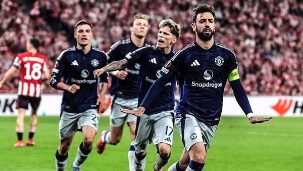 مانشستر يونايتد يهزم أتلتيك بلباو بثلاثية ويضع قدما في نهائي الدوري الأوروبي