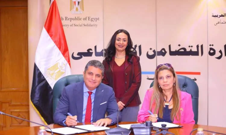 مايا مرسي تشهد توقيع بروتوكول بين "تكافل وكرامة"و"دعم الصناعات الريفية"